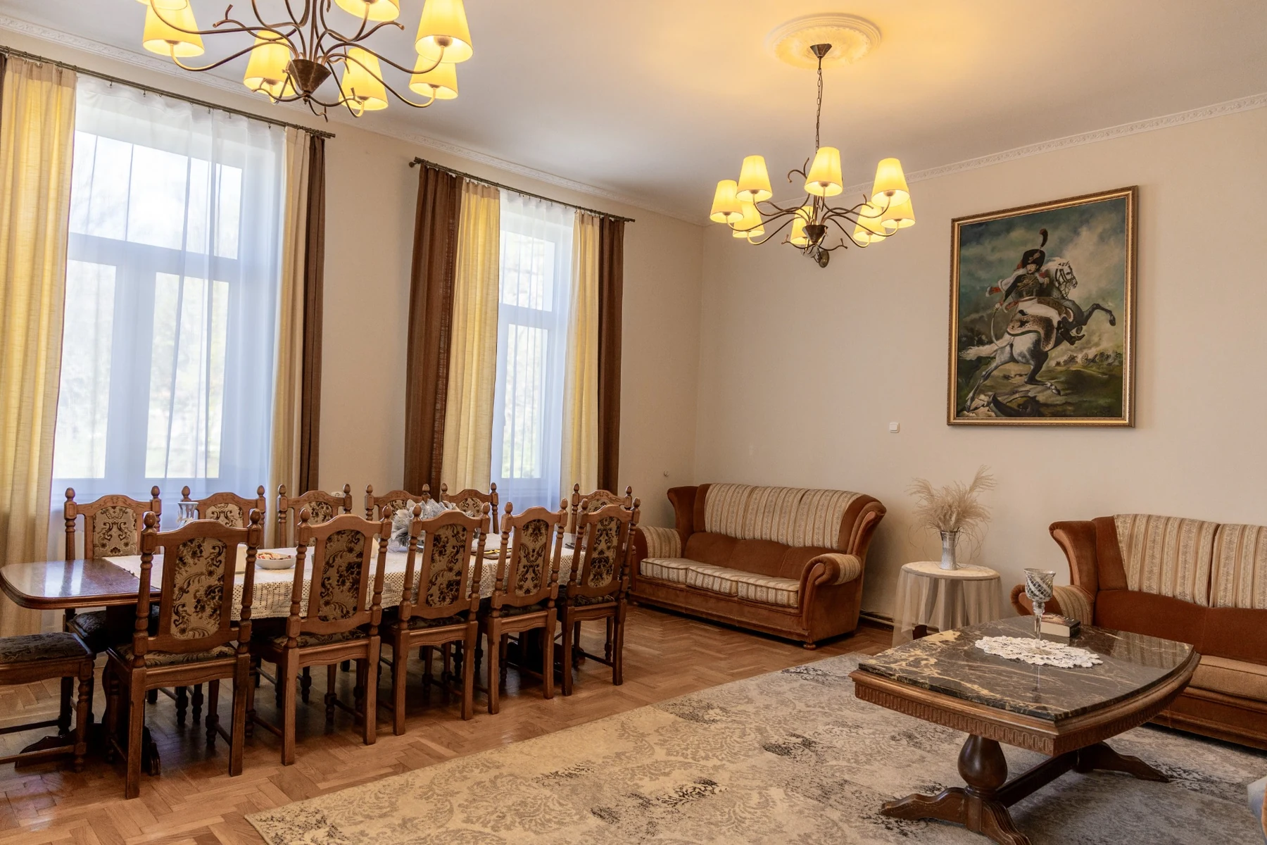 President Suite z eleganckim salonem i częścią jadalnianą